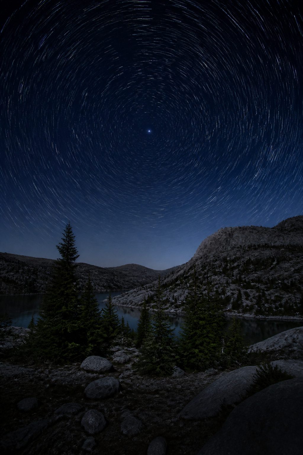 How to Find North at Night in 2026: 5 Steps Using Stars and Moon 1 A bright star, Polaris, positioned in a dark night sky.