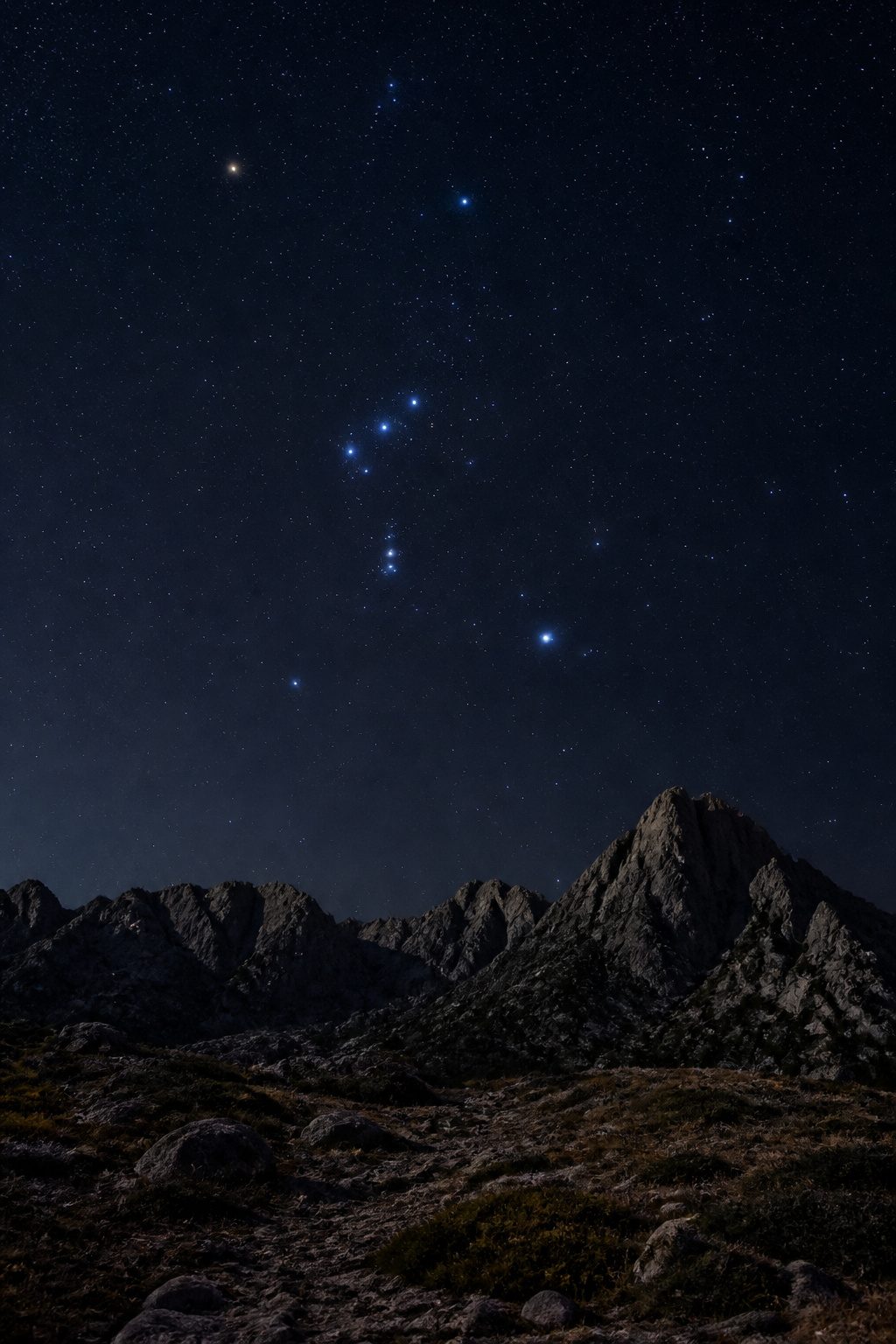 How to Find North at Night in 2026: 5 Steps Using Stars and Moon 4 The three stars of Orion's Belt forming a straight line in the sky.
