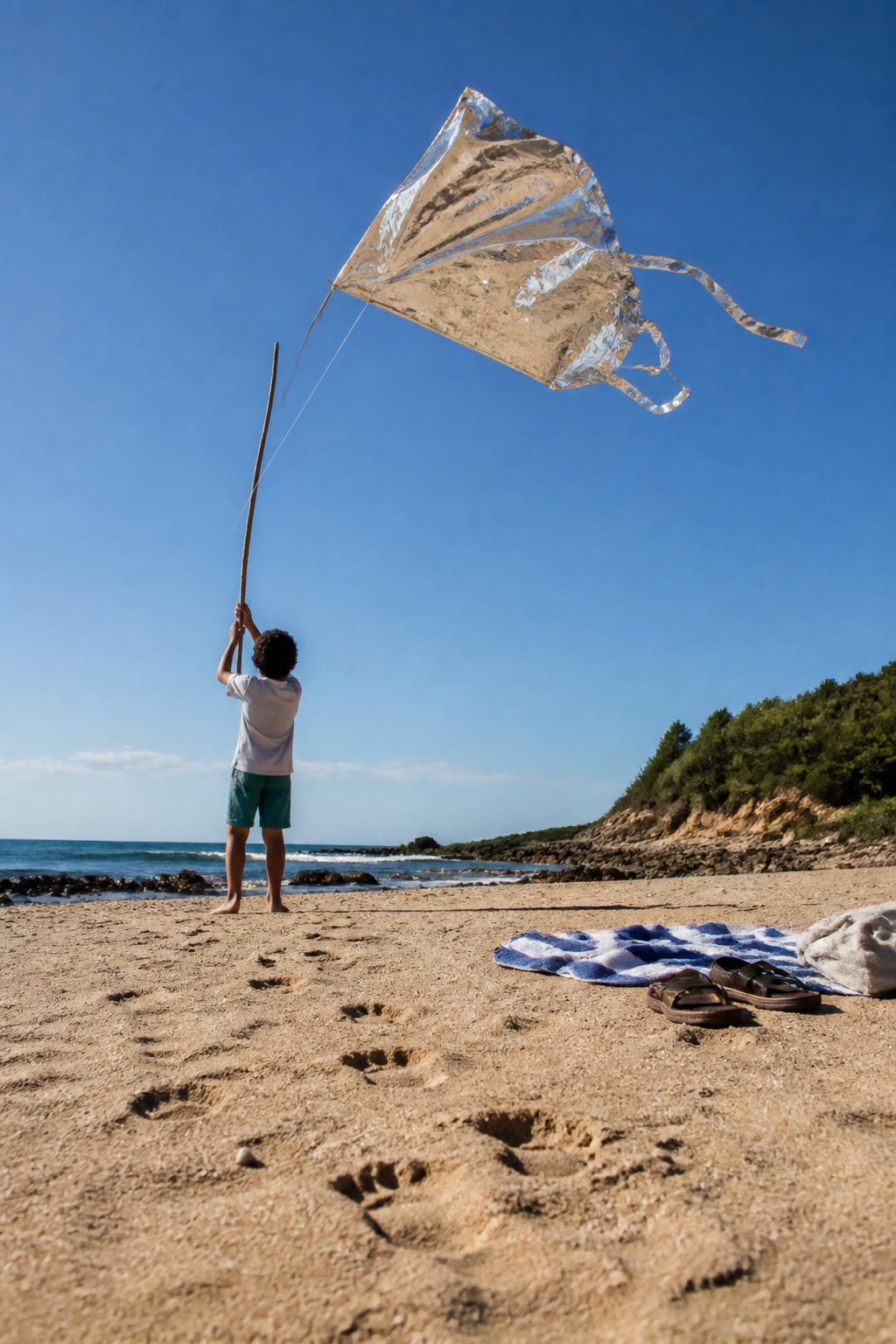 Mylar Blanket Uses: 38 Practical Ideas for Emergencies & Daily Life (2026) 21 A mylar blanket used as a makeshift kite in a grassy area.