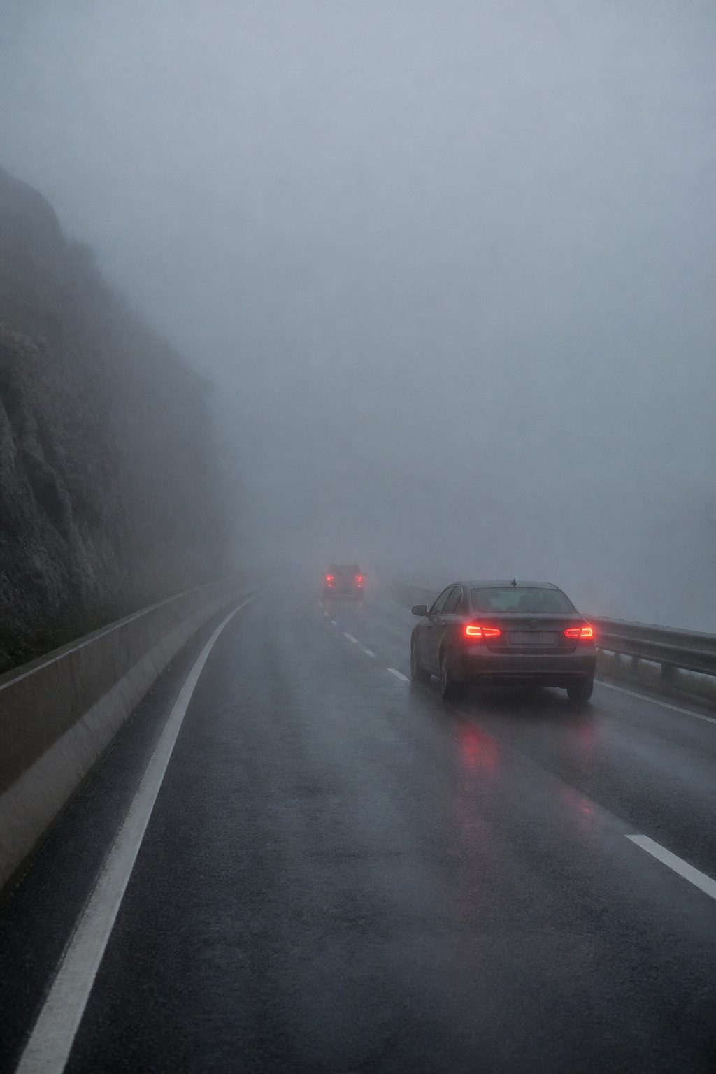 Safety Tips for Driving in the Fog: 9 Ways to Stay Safe in 2026 3 A view of cars spaced apart in fog.